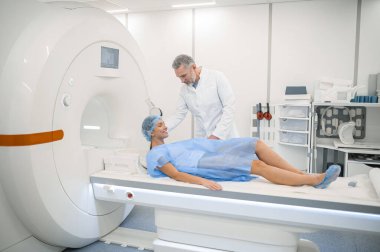 MRI prosedürü. Klinikte MRI ameliyatı olan bir kadın hasta.