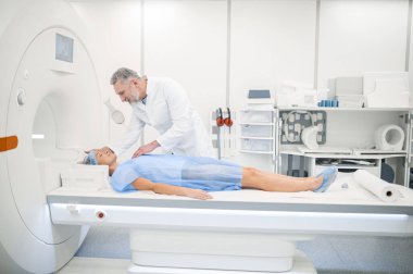 MRI prosedürü. Klinikte MRI ameliyatı olan bir kadın hasta.