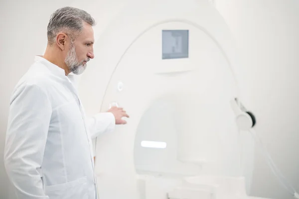 Médico Cabelos Grisalhos Com Casaco Laboratório Perto Scanner Ressonância Magnética — Fotografia de Stock