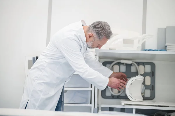 Ειδικός Μαγνητικής Αρσενικό Γκριζομάλλη Γιατρός Μια Ρόμπα Εργαστηρίου Προετοιμασία Μαγνητική — Φωτογραφία Αρχείου