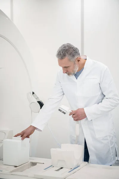 Doutor Trabalho Doutor Casaco Laboratório Perto Scanner Ressonância Magnética — Fotografia de Stock