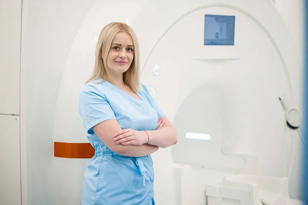 Médico Especialista Mulher Loira Uniforme Azul Perto Aparelho Ressonância Magnética — Fotografia de Stock