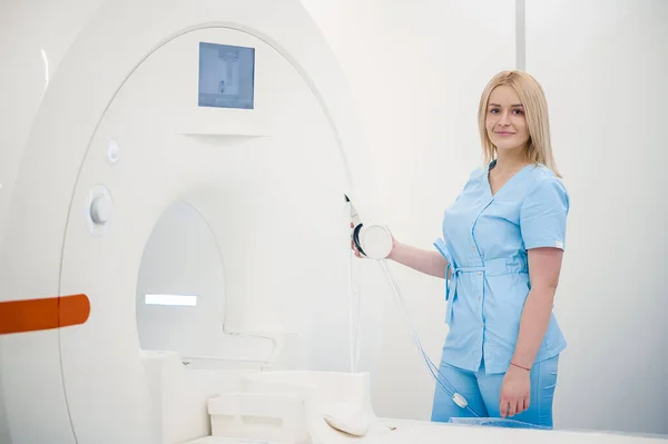 Médico Especialista Mulher Loira Uniforme Azul Perto Aparelho Ressonância Magnética — Fotografia de Stock