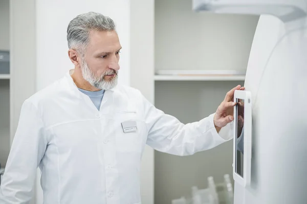 Arzt Bei Der Arbeit Reifer Radiologe Steht Der Nähe Medizinischer — Stockfoto