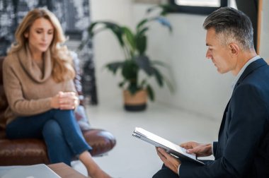 Akıl sağlığı. Sarışın kadın akıl doktoruyla konuşuyor ve stresli görünüyor.