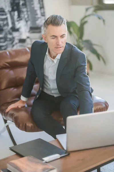 Επιχειρηματίας Μεσήλικας Όμορφος Άντρας Κάθεται Στο Γραφείο Και Δείχνει Σίγουρος — Φωτογραφία Αρχείου