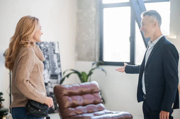 Nombramiento Hombre Elegante Traje Hablando Con Una Mujer Rubia Oficina — Foto de Stock