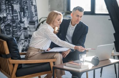 Takım çalışması. Proje üzerinde birlikte çalışan iki meslektaşım.