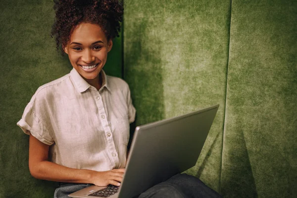 Usmívající Potěšen Atraktivní Tmavovlasá Mladá Žena Svým Přenosným Počítačem Sedí — Stock fotografie