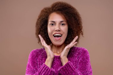 Şaşırdım. Koyu saçlı genç bir wpman mutlu ve şaşırmış görünüyor.