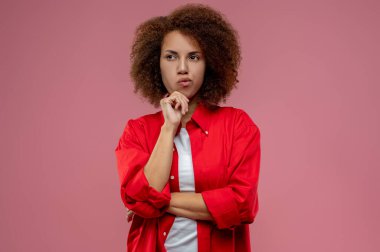 Bir fikrim var. Kırmızı ceketli güzel kıvırcık saçlı kadın düşünceli görünüyor.