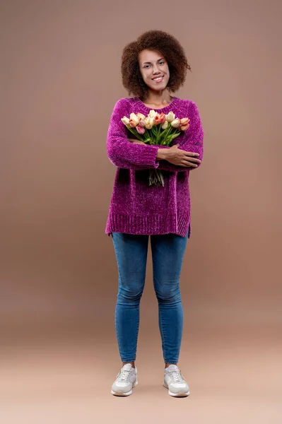 Романтичне Побачення Щаслива Молода Жінка Купою Квітів — стокове фото