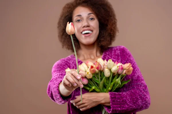 Kwiatami Uśmiechnięta Młoda Kobieta Trzymająca Bukiet Kwiatów — Zdjęcie stockowe