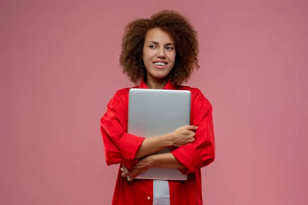 Pracuj Online Kręcone Włosy Młoda Kobieta Czerwonej Kurtce Laptopem Rękach — Zdjęcie stockowe