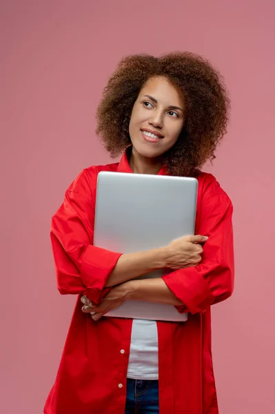 Pracuj Online Kręcone Włosy Młoda Kobieta Czerwonej Kurtce Laptopem Rękach — Zdjęcie stockowe