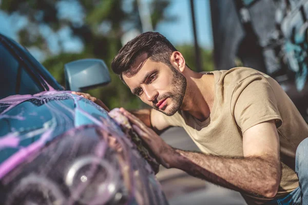 Serio Enfocado Joven Caucásico Auto Detailer Limpiando Exterior Automóvil Usando — Foto de Stock