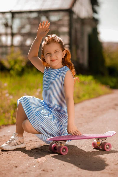 Ausruhen Hübsches Kleines Mädchen Sitzt Auf Einem Skateboard — Stockfoto