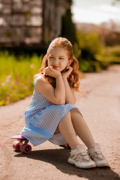 Ξεκουράζομαι Όμορφο Κοριτσάκι Κάθεται Ένα Σκέιτμπορντ — Φωτογραφία Αρχείου