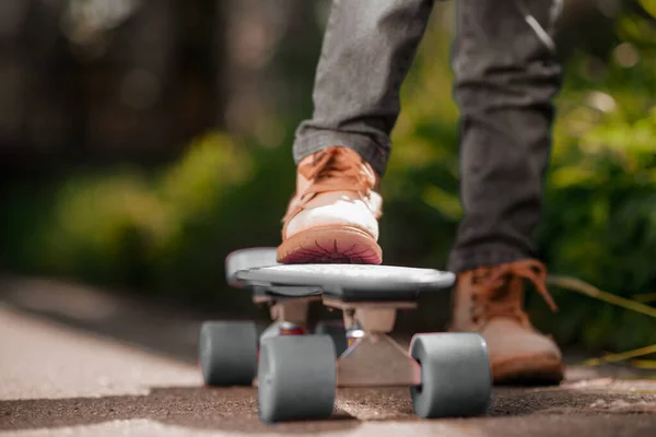 Skateboard Close Foto Van Een Kinderen Hand Met Een Skateboard — Stockfoto