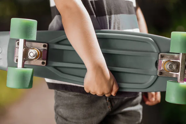 Skateboard Närbild Barnhand Som Håller Skateboard — Stockfoto