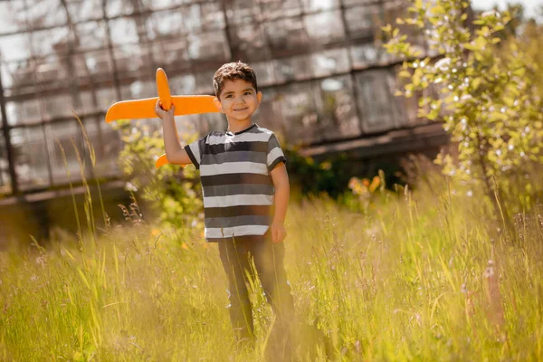 Brincar Rapaz Bonito Com Avião Brinquedo Olhando Brincalhão — Fotografia de Stock