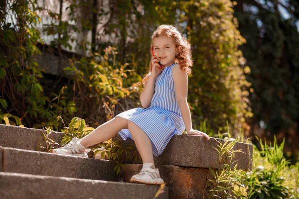 Telefon Var Mavi Elbiseli Tatlı Kız Telefonda Konuşuyor — Stok fotoğraf