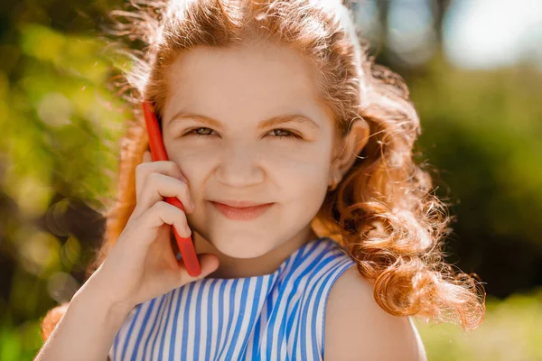 Telefoontje Schattig Meisje Een Blauwe Jurk Praten Aan Telefoon — Stockfoto