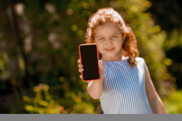 Mantente Conectado Una Chica Sosteniendo Smartphone Las Manos — Foto de Stock