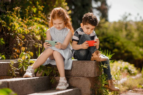 Internet Dos Niños Sentados Juntos Viendo Algo Línea — Foto de Stock