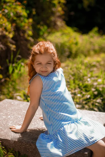 Мила Дівчина Красива Дівчина Імбир Блакитній Сукні Сидить Парку — стокове фото