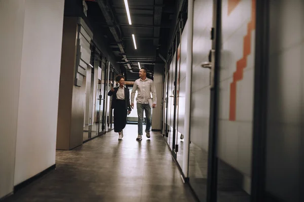Συνάδελφοι Καυκάσιος Νεαρός Ενήλικος Άντρας Και Μιγάς Μιλάνε Περπατώντας Στο — Φωτογραφία Αρχείου