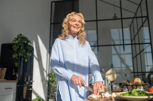 Zubereitung Von Essen Blonde Frau Bereitet Essen Der Küche — Stockfoto