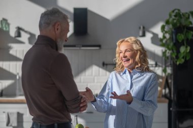 Diyalog. Bir adam ve bir kadın konuşuyor ve ilgili görünüyor.