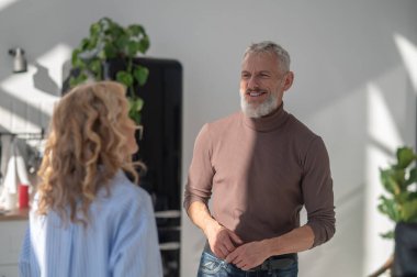 Diyalog. Bir adam ve bir kadın konuşuyor ve ilgili görünüyor.