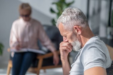 İş kaybı. - Evet. Bir psikologla konuşurken çok stresli görünüyorsun.