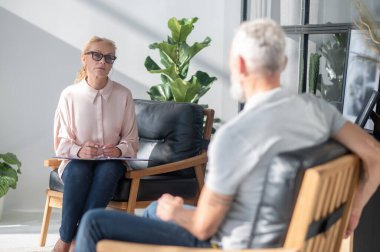 Psikologla randevum var. Kadın psikoloğun bir müşteriyle randevusu var.