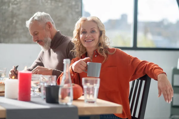 Jahrestag Ältere Pärchen Sitzen Tisch Und Essen — Stockfoto