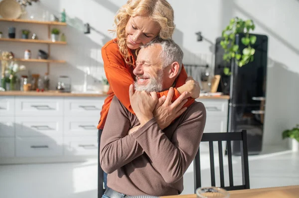 Glückliches Paar Blonde Frau Umarmt Ihren Mann Und Beide Sehen — Stockfoto