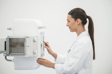 Soruşturma için hazırlanıyorum. Tıbbi malzemelerle ilgilenen güzel bir bayan doktor.