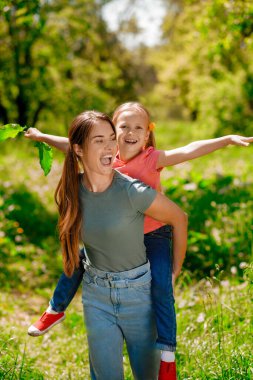 Hafta sonu. Anne çocuğunu sırtında taşıyor ve her ikisi de harika hissediyor.