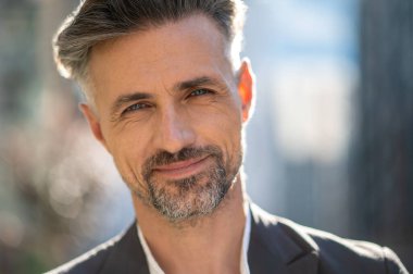 Şık bir adam. Zarif, olgun, kendine güvenen bir adam.