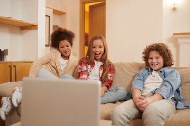 Igen. Kids spending time at home and playing with their gadgets