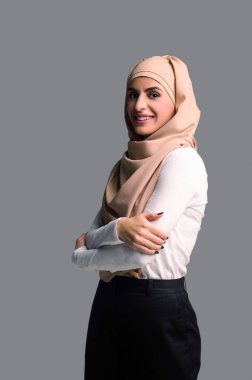 Tesettürlü kadın. Bej tesettürlü gülümseyen güzel kadın.
