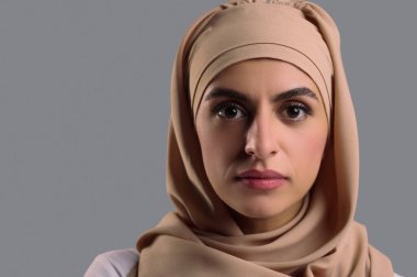 Türbanlı kadın. Başörtüsü içinde şirin bir müslüman kadının portresi.