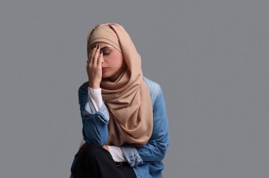 Stresli bir kadın. Genç Müslüman kadın stresli ve üzgün