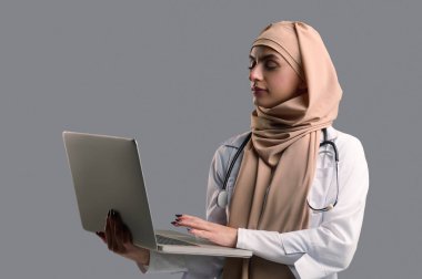 İnternet tıbbı. Kadın doktor hastayla çevrimiçi konferans yapıyor.