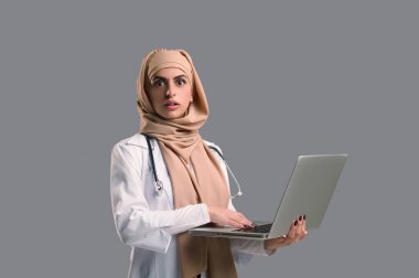 İnternet tıbbı. Kadın doktor hastayla çevrimiçi konferans yapıyor.