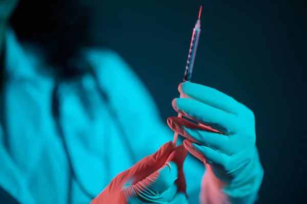 Impfen Dunkelhaarige Ärztin Mit Spritze Der Hand — Stockfoto