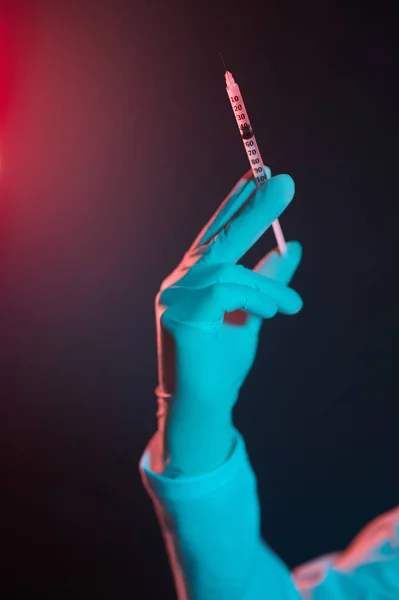 Impfen Arzt Hält Spritze Der Hand Und Macht Sich Bereit — Stockfoto