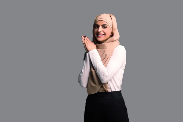 Kvinnan Hijab Leende Vacker Kvinna Beige Hijab — Stockfoto